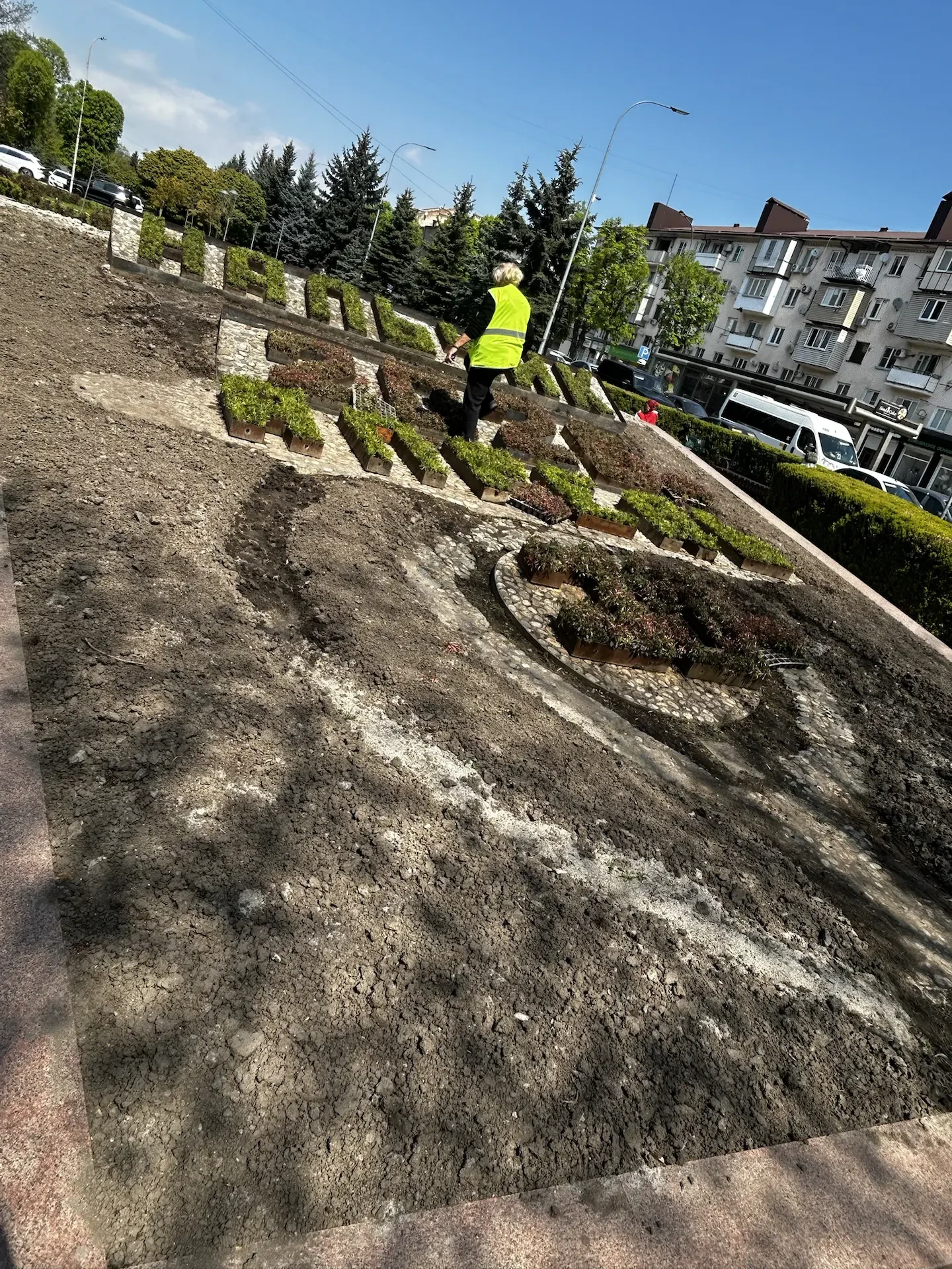 🌿 Специалисты Горзеленхоза продолжают сезонные работы по озеленению и благоустройству города.

На к