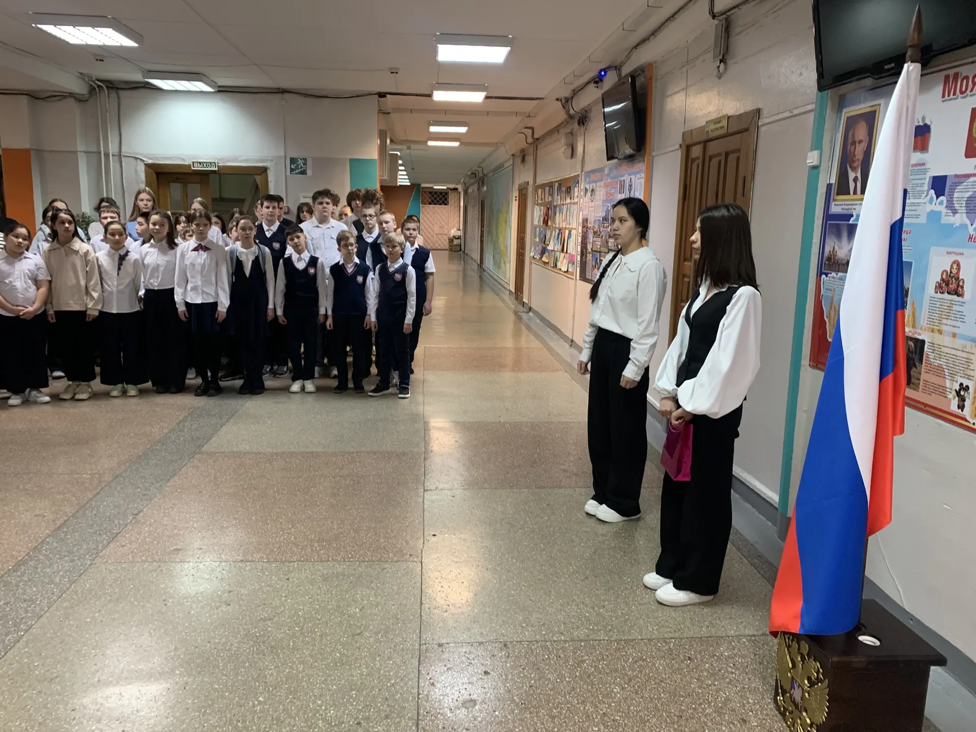 Наш традиционный понедельник🇷🇺  Торжественная линейка с выносом флага и исполнением гимна Российской