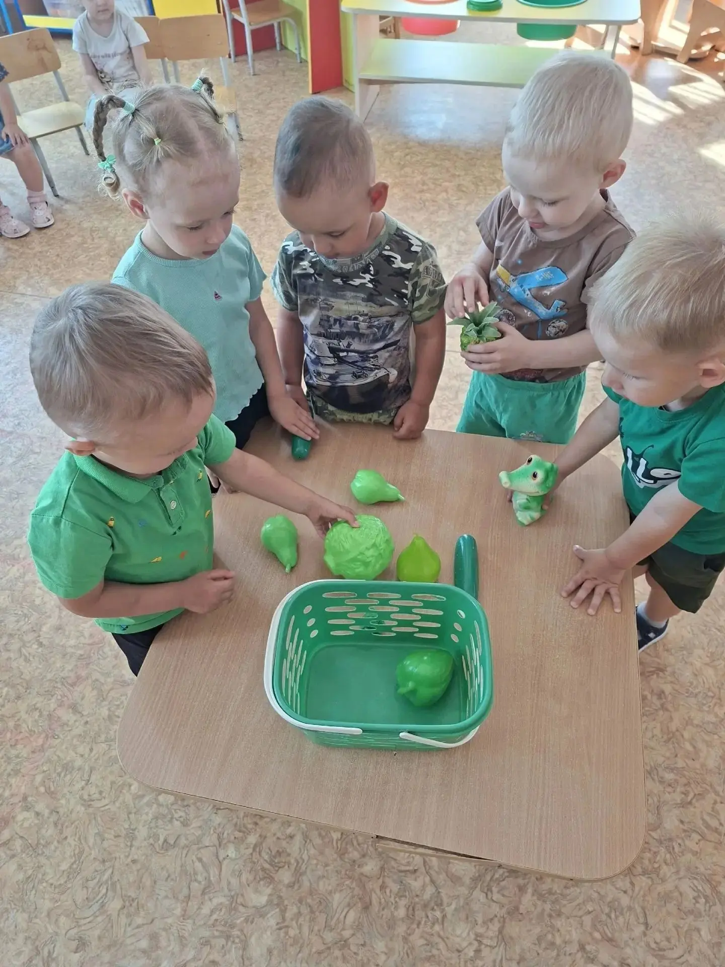 Сегодня в нашем детском саду прошел «День зелёного цвета»🐢🪴🌲💚🦜🌳☘️ — ещё один день радости, пол