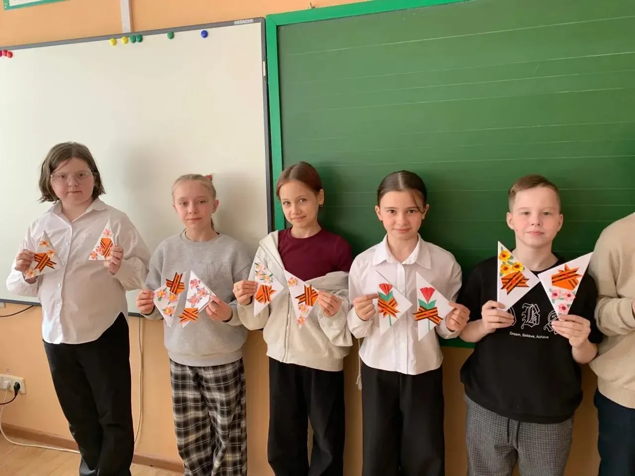Учащиеся 4 "Б" класса написали письма для солдат СВО. Ребята поздравили наших земляков с Днём Победы