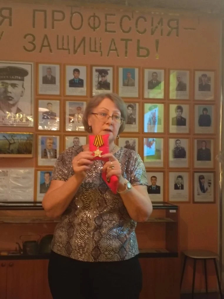 Экскурсия в музей школы № 146: знакомство с подвигами пионеров‑героев.