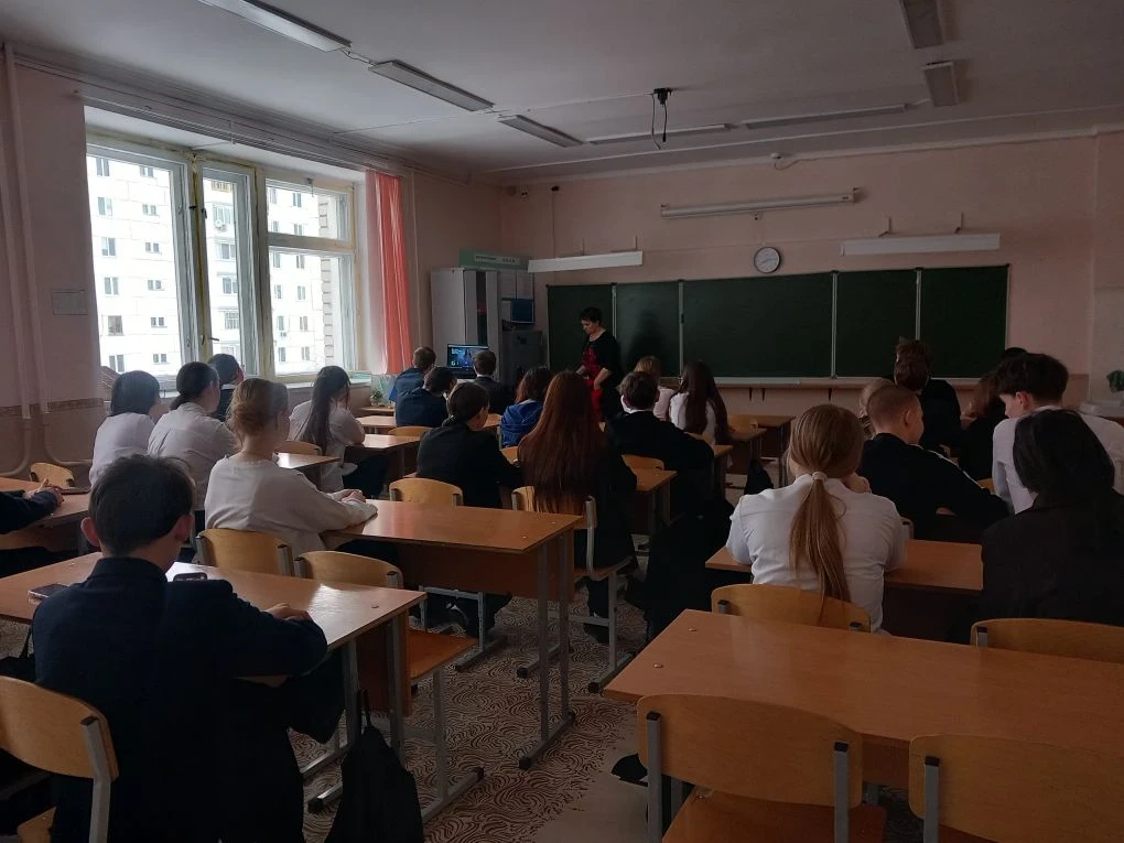 РАЗГОВОРЫ О ВАЖНОМ🇷🇺 Утро понедельника 02 марта 2026 года в школе традиционно началось с торжественн