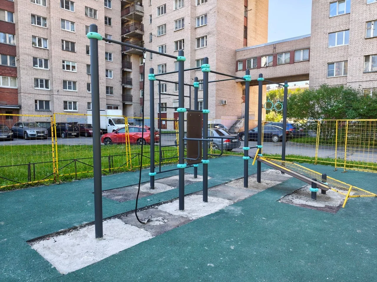 💪 На Говорова, 8 монтируют новый гимнастический комплекс