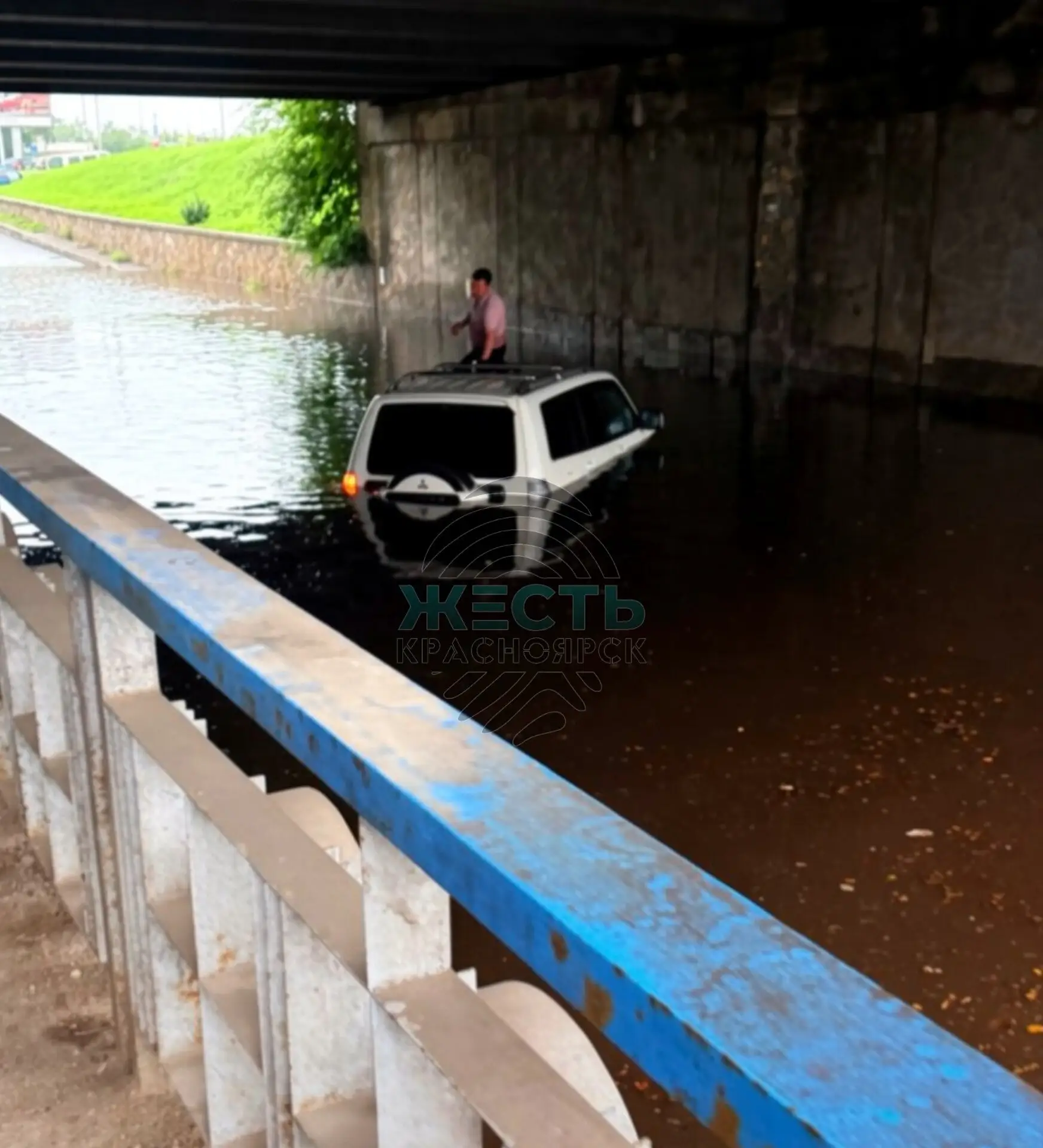 🌊Водители, убедительная просьба не нырять под Октябрьским мостом

Не пытайтесь «проскочить» — глуби