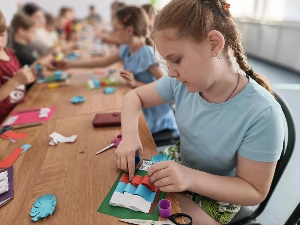 💌 Открытка для любимой страны: творческий мастер-класс в лагере «Радуга» 🇷🇺✨ 

В среду в нашем пр