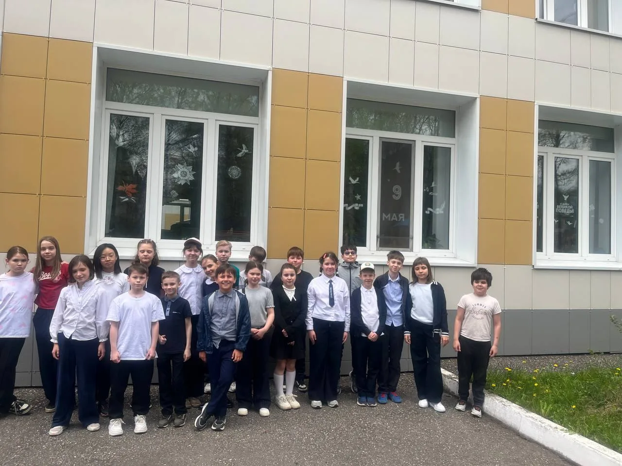 🎉 Акция «Окна Победы» в нашей школе! 🎉  Наши ученики украсили окна кабинетов к 9 Мая! 🎗️  Георгиевск