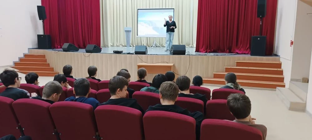 В рамах Года единства народов страны , сотрудники Дома культуры провели дискуссию для м...