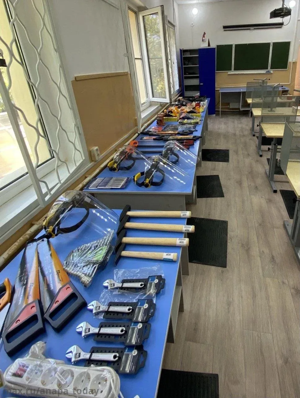 В преддверии учебного года 28 анапских школ получили современное оборудование для кабин...