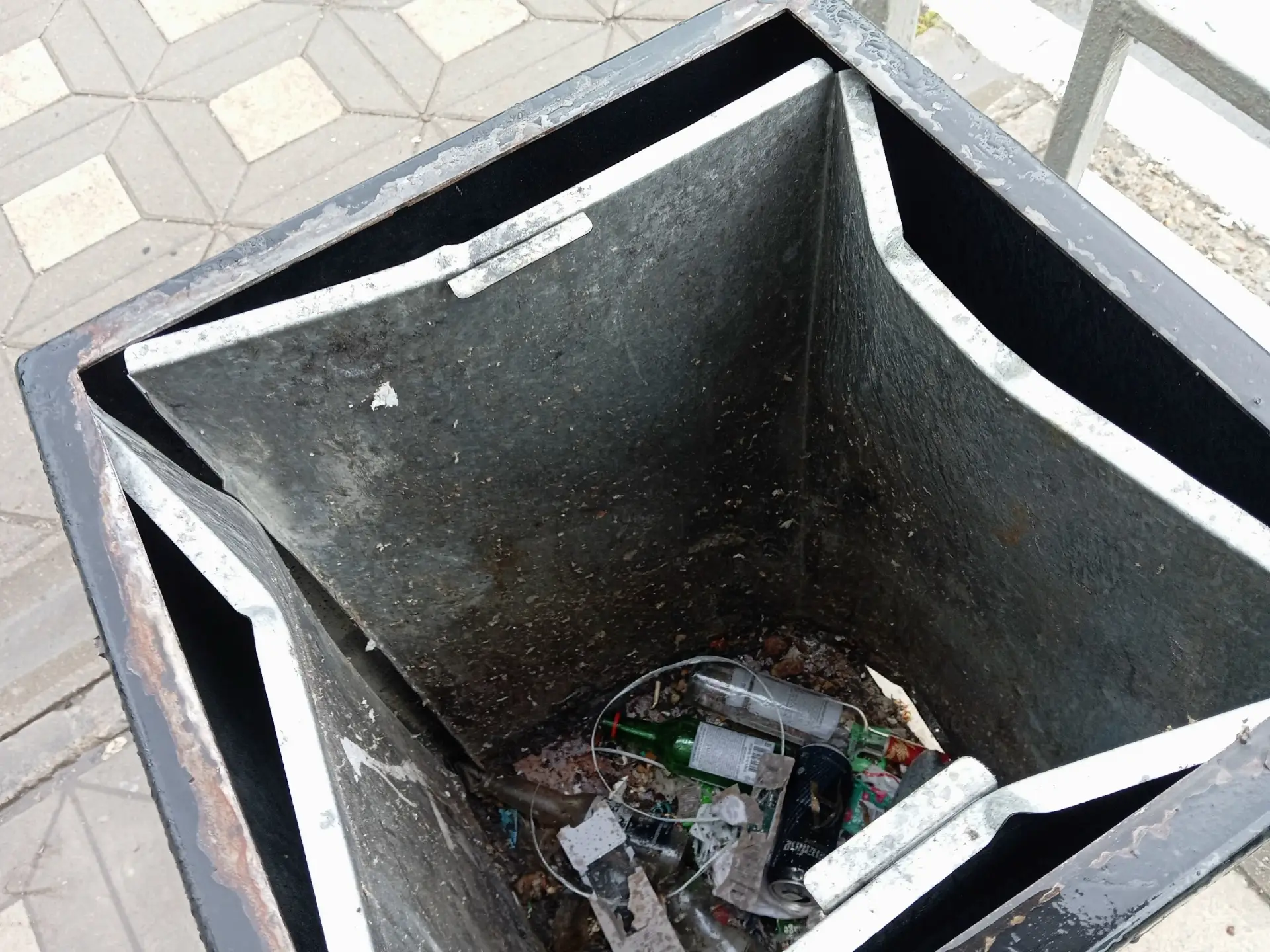 ❗Громкий хлопок у здания правительства 15 июня оказался взрывом петарды в мусорной урне, сообщил пор