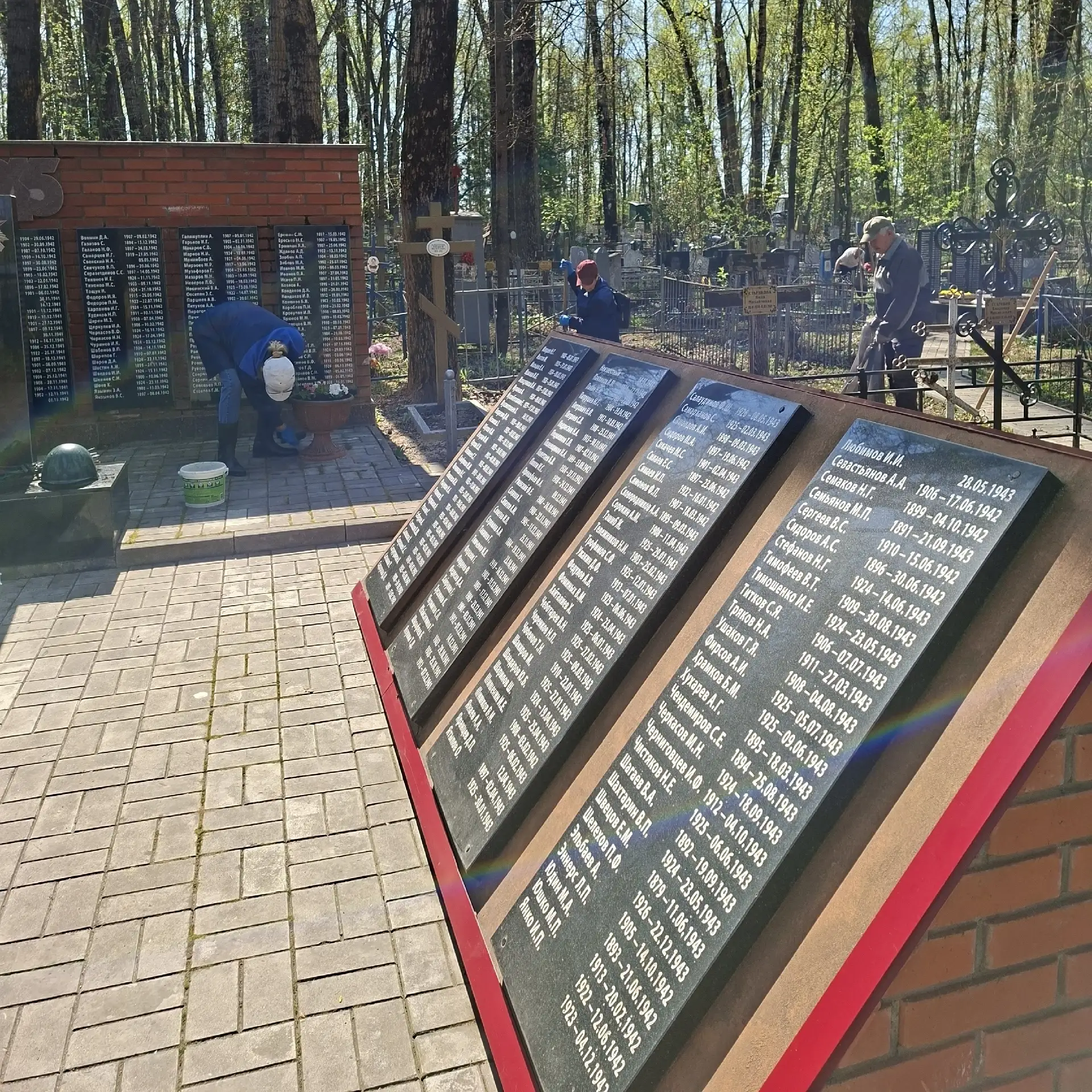 В преддверии празднования Дня Победы на Марковском кладбище проведен субботник. В нём приняли участи