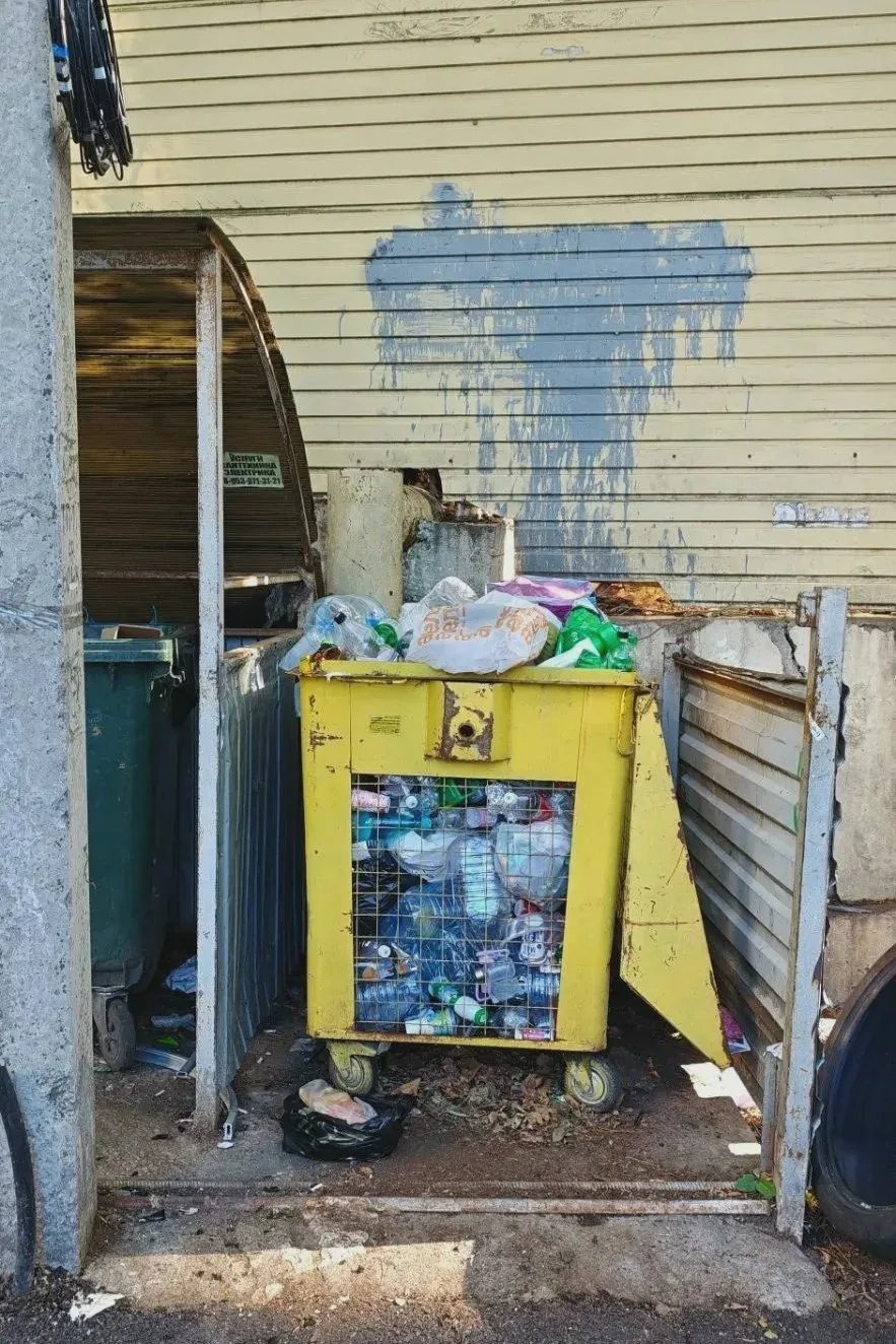 ♻️ На Первомайской, 13 опять не вывозят пластик