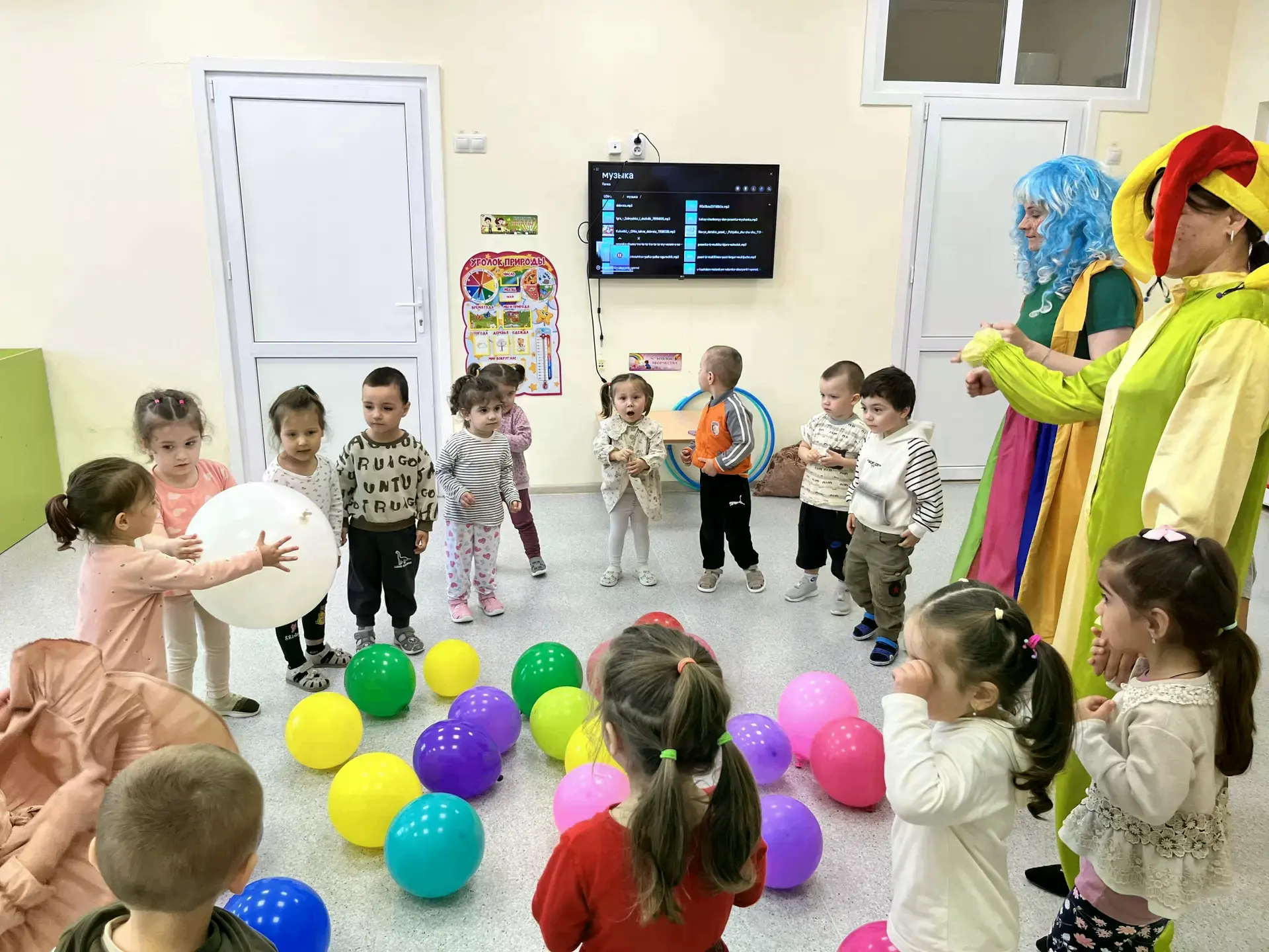 В преддверии праздника - Дня защиты детей, группы «Капелька» и «Радуга» наполнились атмосферой радос