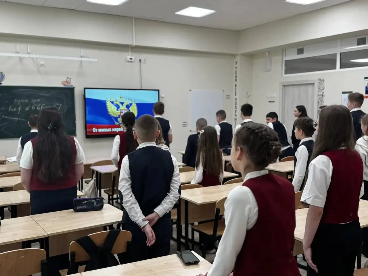 🇷🇺 ТРАДИЦИОННОЕ ПОДНЯТИЕ ФЛАГА И «РАЗГОВОРЫ О ВАЖНОМ»  Каждый понедельник в МБОУ СОШ №11 г. Ессентук