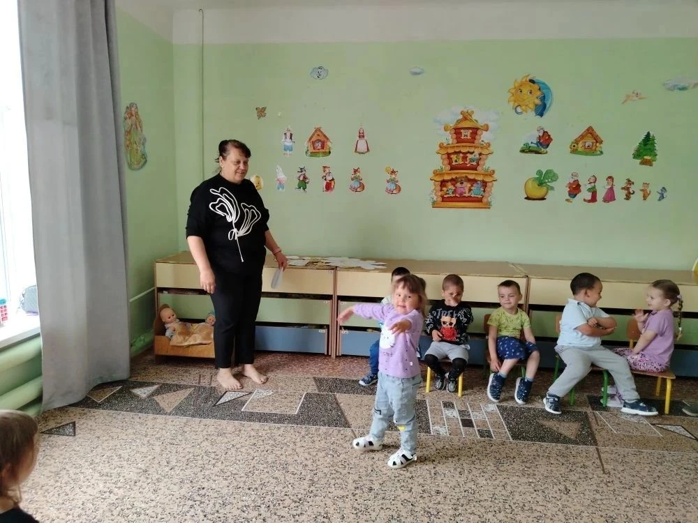 В дождливую и пасмурную погоду на оставляем без тёплых книжных историй и наших дошколят  🥰маленькие
