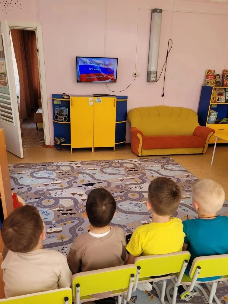 🇷🇺Маленькие граждане большой страны: как в «Журавушке» рассказывают о Дне России🇷🇺

Праздники — 