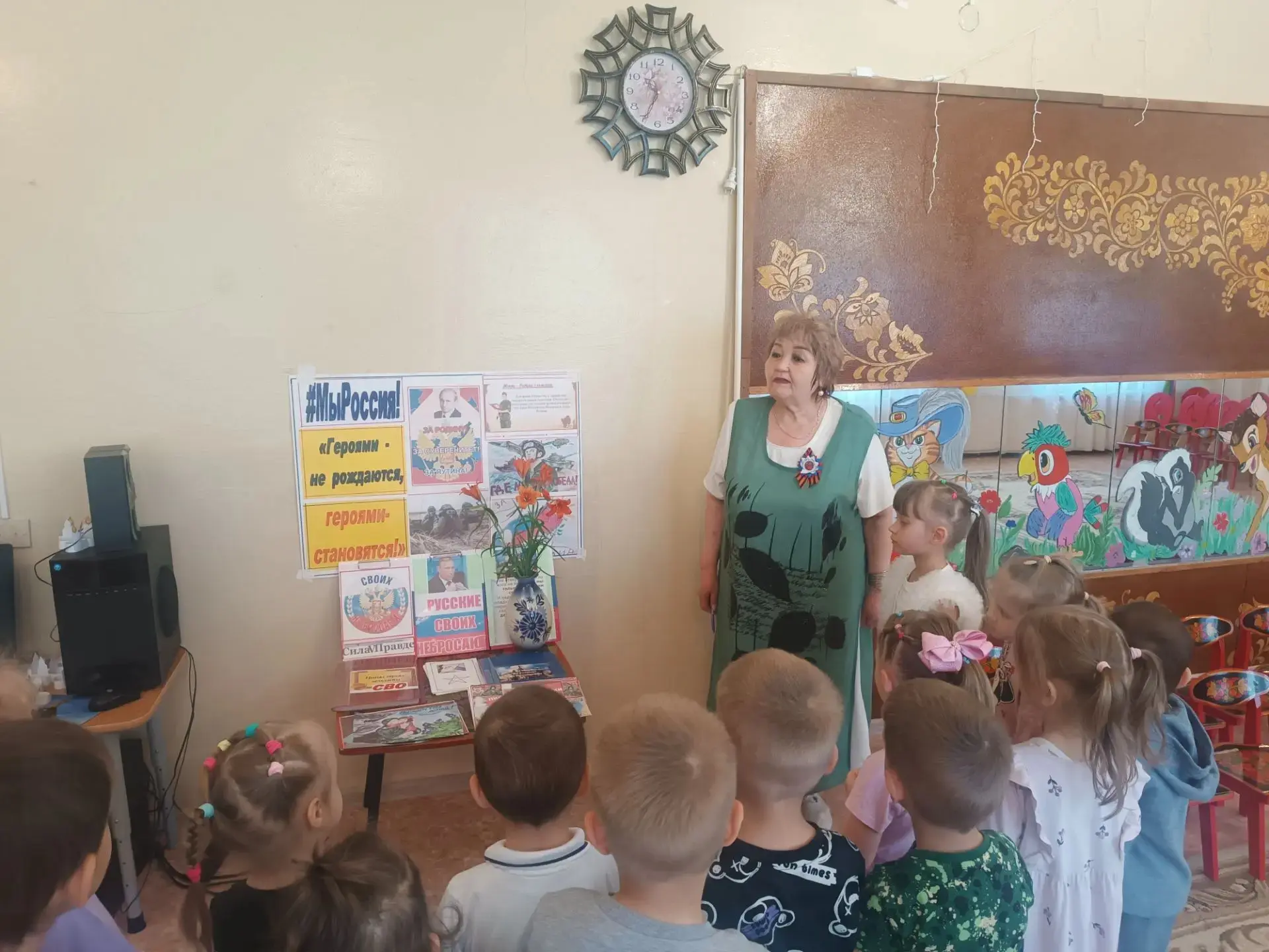 Специалист библиотеки Ирина Кузьминична открыла для воспитанников «Юкталинки» настоящий военный мир 