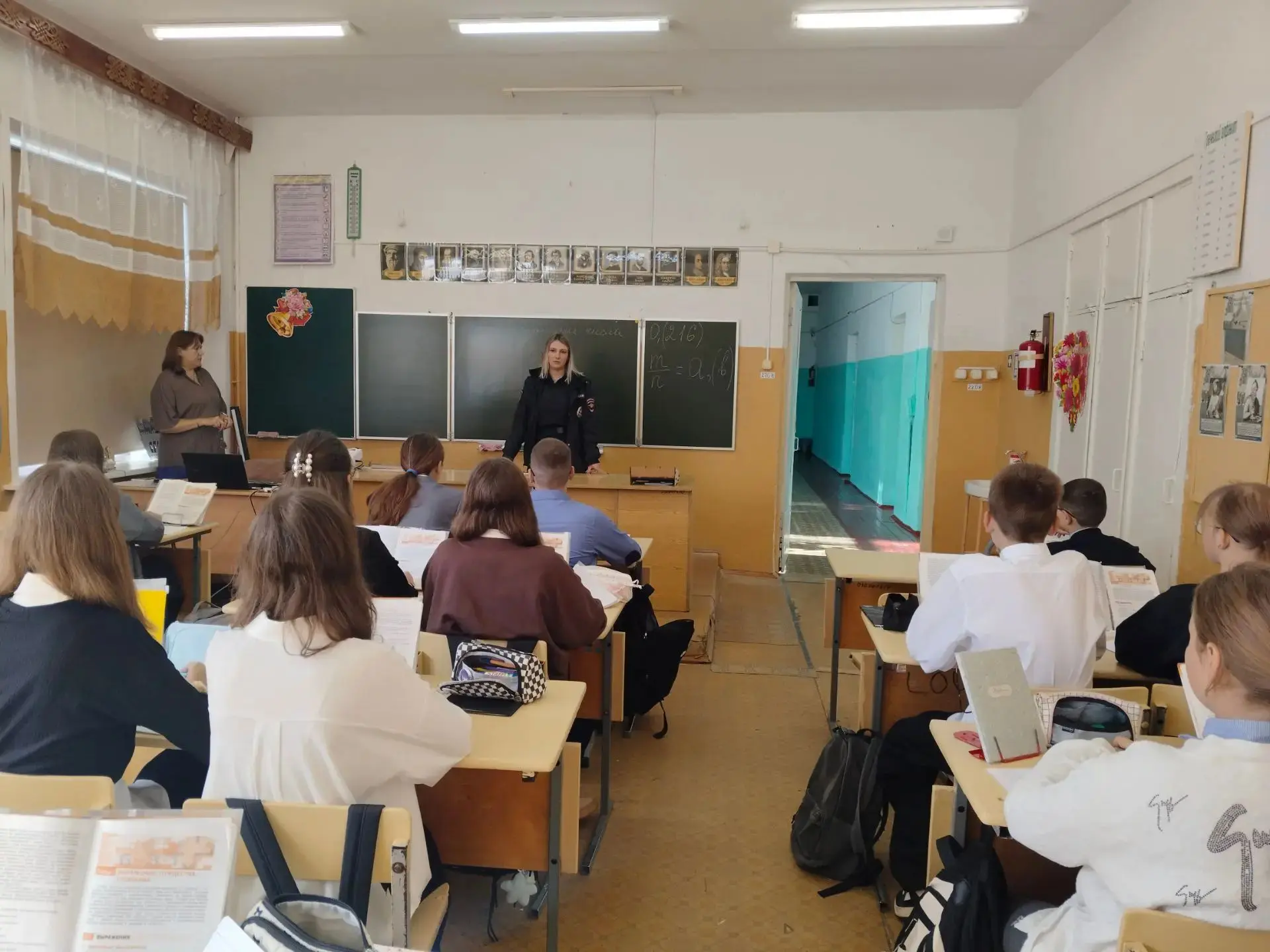 Инспектор ОПДН Рыжиченко Е.В. провела профилактические беседы с учащимися 6-а, 7-а, 7-б...