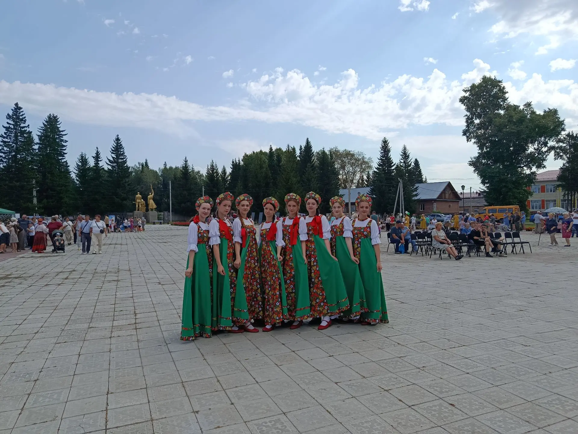 Учащиеся хореографического и вокального отделений нашей школы приняли участие в праздничной концертн
