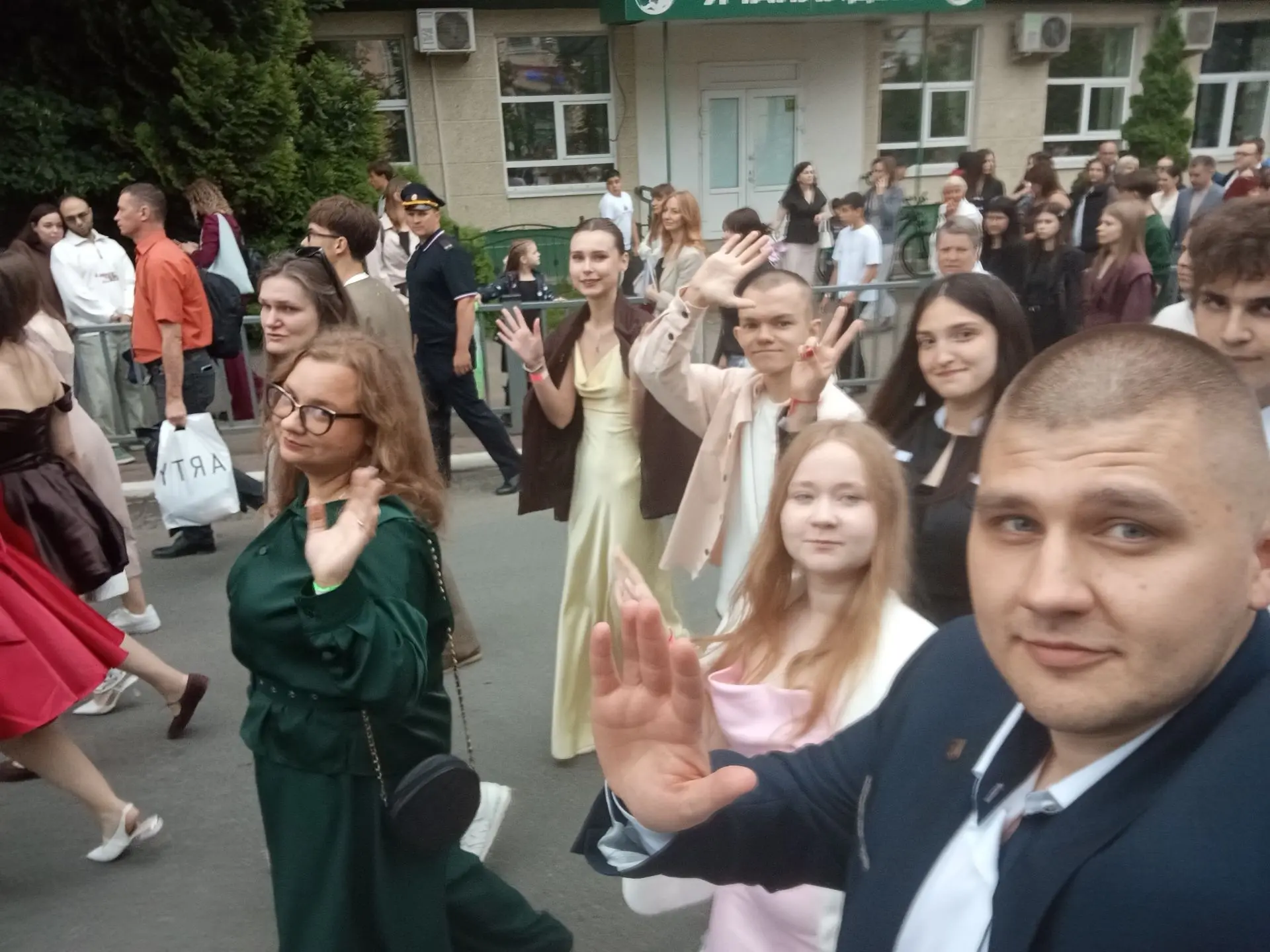 Шествие выпускников 🔔 

Они идут колонной — сотни прекрасных платьев, строгих костюмов и почти взро