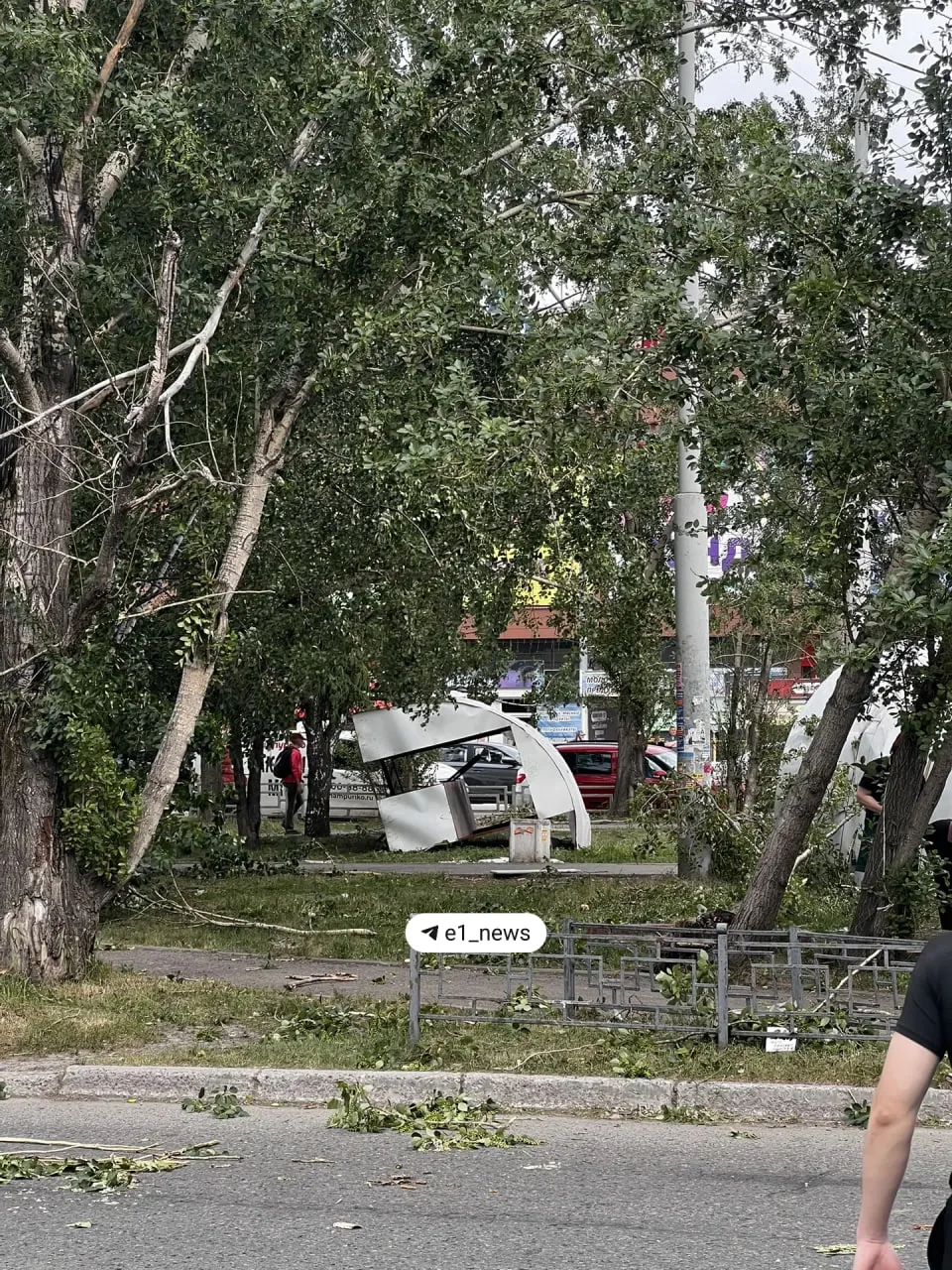 Киоск решил прилечь отдохнуть около ТЦ «Гранат». Понимаем, тоже устали уже под конец рабочего дня...