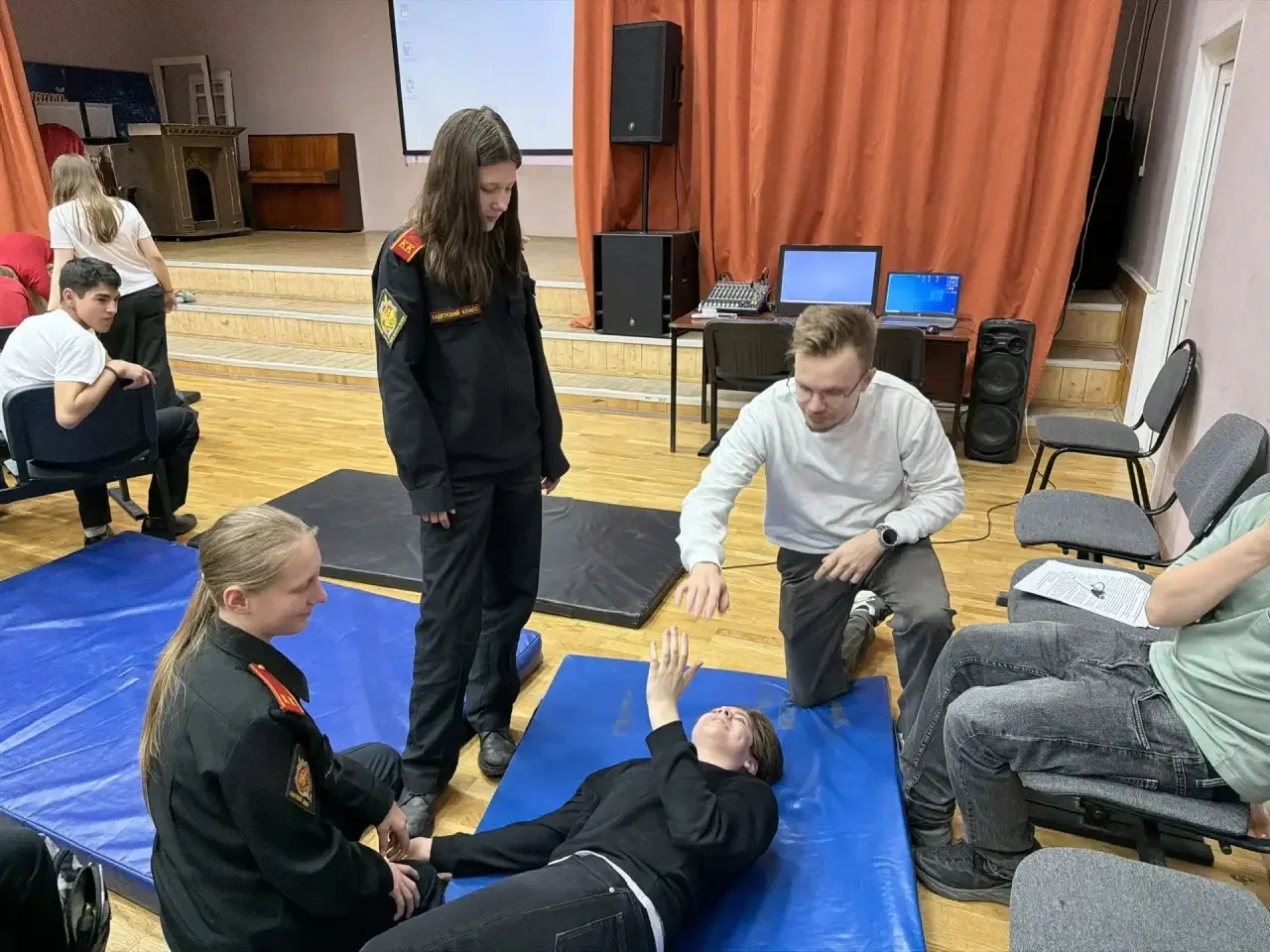 🚑 Учения по оказанию первой помощи: школьники учатся спасать жизни  В нашей школе прошли практически