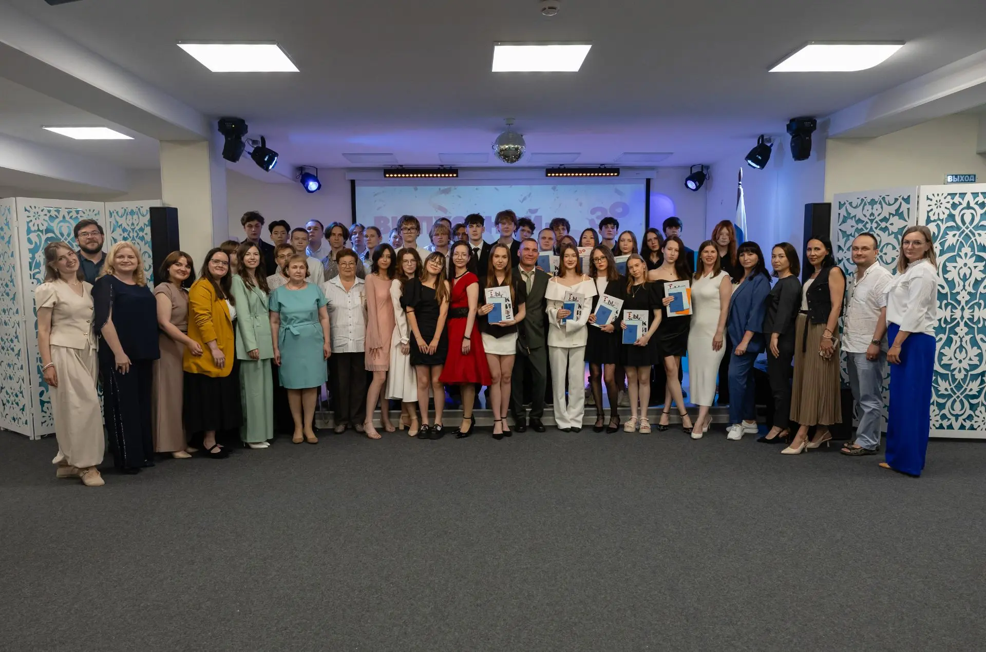 🌟 Выпускной 2026: аттестат в руках, мир у ног! 🎓