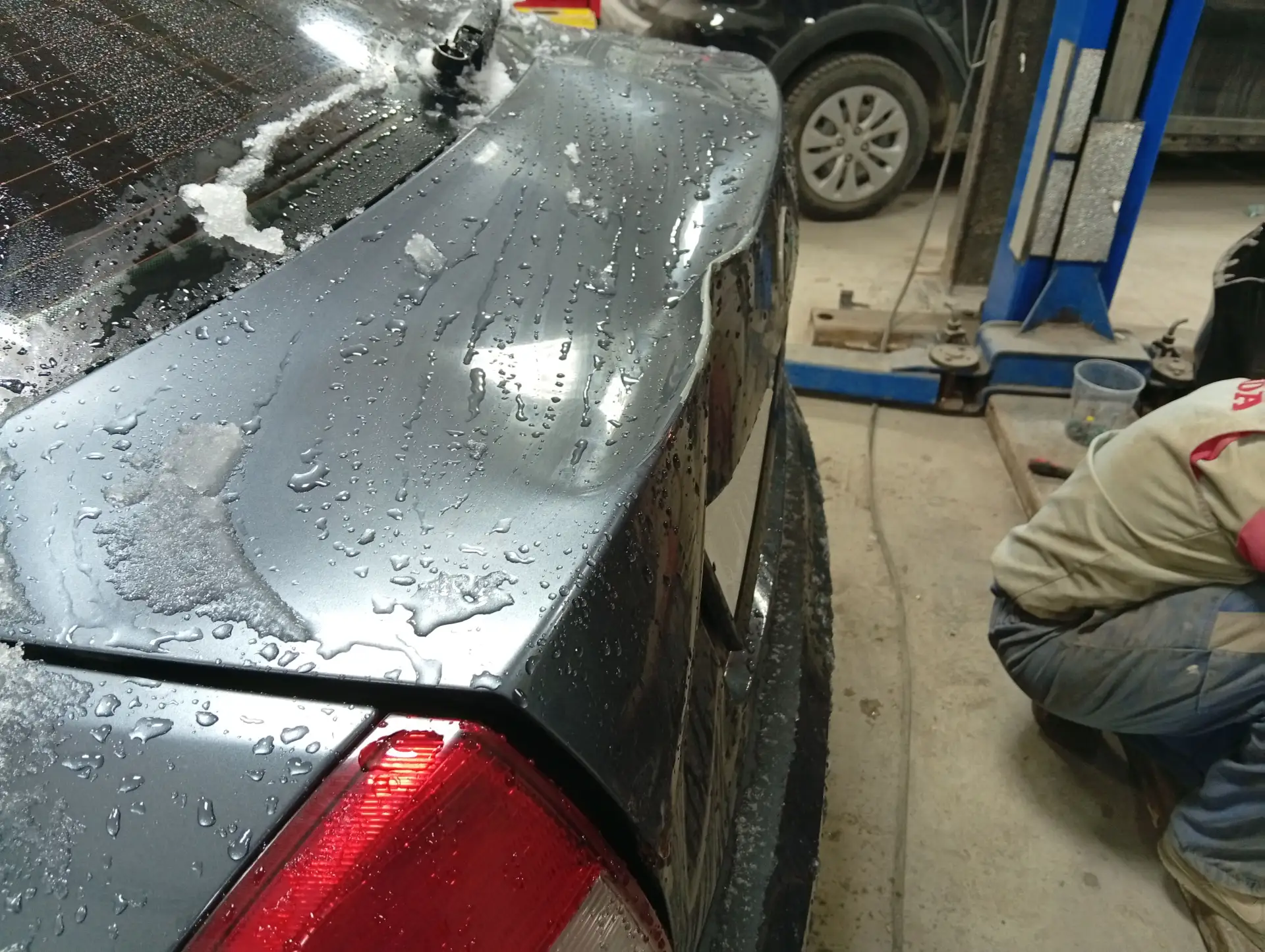 Владелец Škoda Octavia сдавал назад и не заметил, как водитель МАЗа тихонечко подкрался...