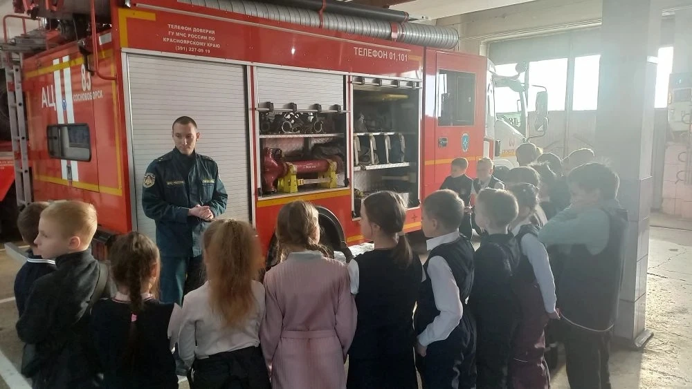 2 «А» класс посетил пожарную часть🔥   Это событие стало настоящим приключением, которое позволило де