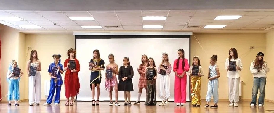 ✨ Блеск, грация и первые короны: как прошёл отчётный концерт в школе юных моделей