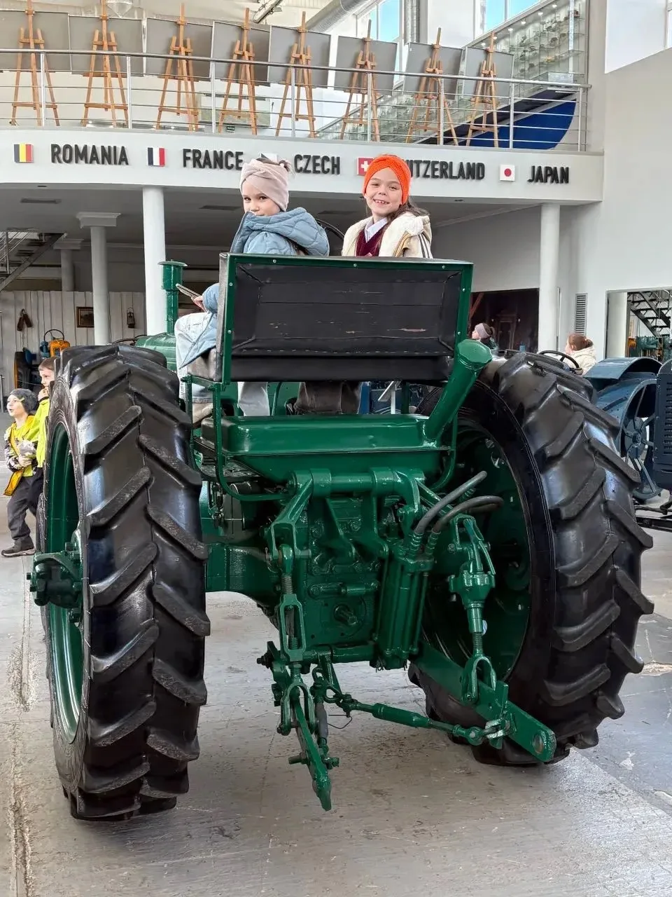 🚜Ученики 1г класса посетили Музей истории трактора. Ребята увидели два вида экспозиций. Первая истор