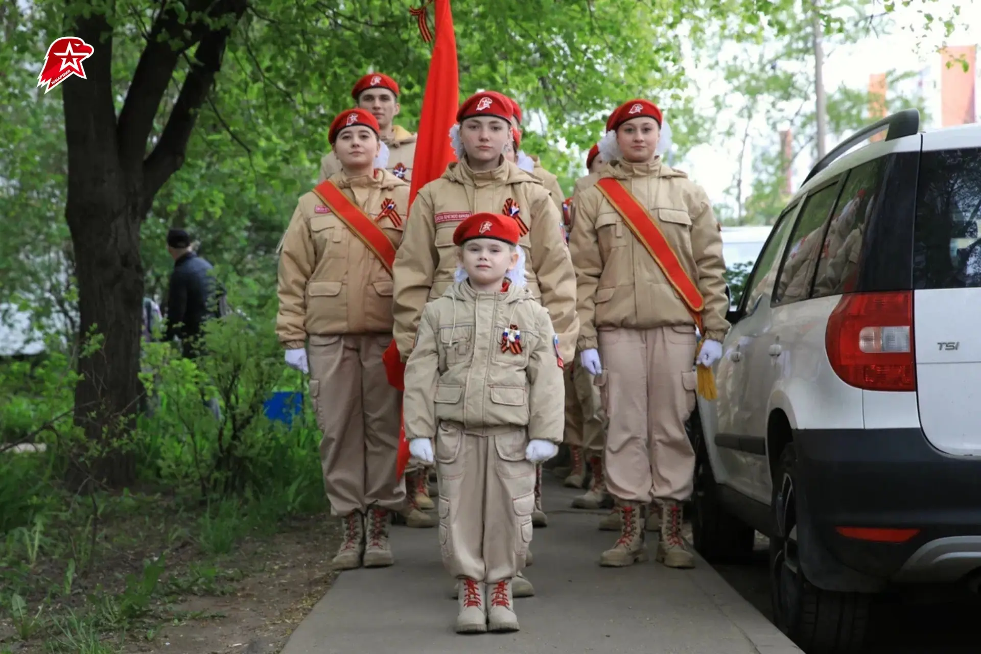 Дарить радость ветеранам❤️  Всероссийская юнармейская акция «Парад у дома ветерана» продолжается!  🔸