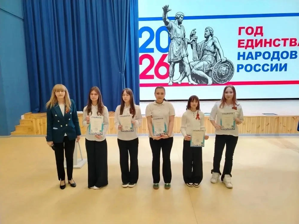 📚 Начинаем новую учебную неделю! Традиционно звучит гимн России, мы поднимаем флаг нашей великой мно