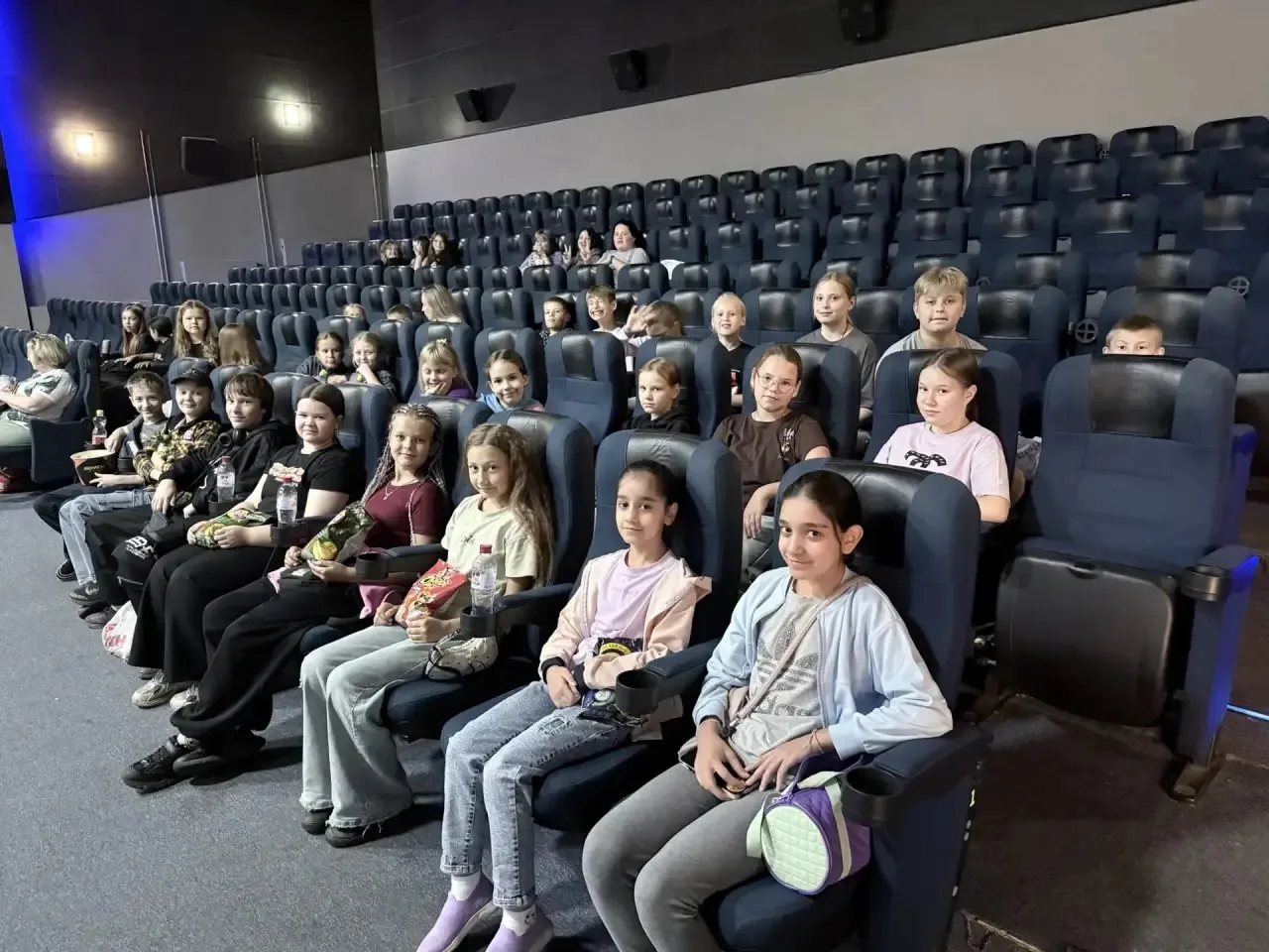 🎦🎬Ребята из прогулочной группы сегодня сходили в кино! Совместный поход подарил всем ...