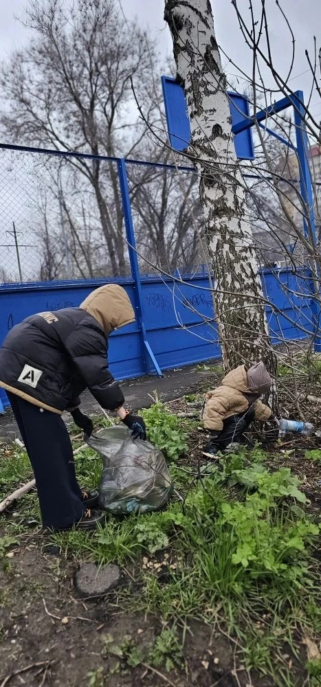Семья Мурзиных (5В класс) — активные участники городской акции «Субботник во дворе дома, где живёт м