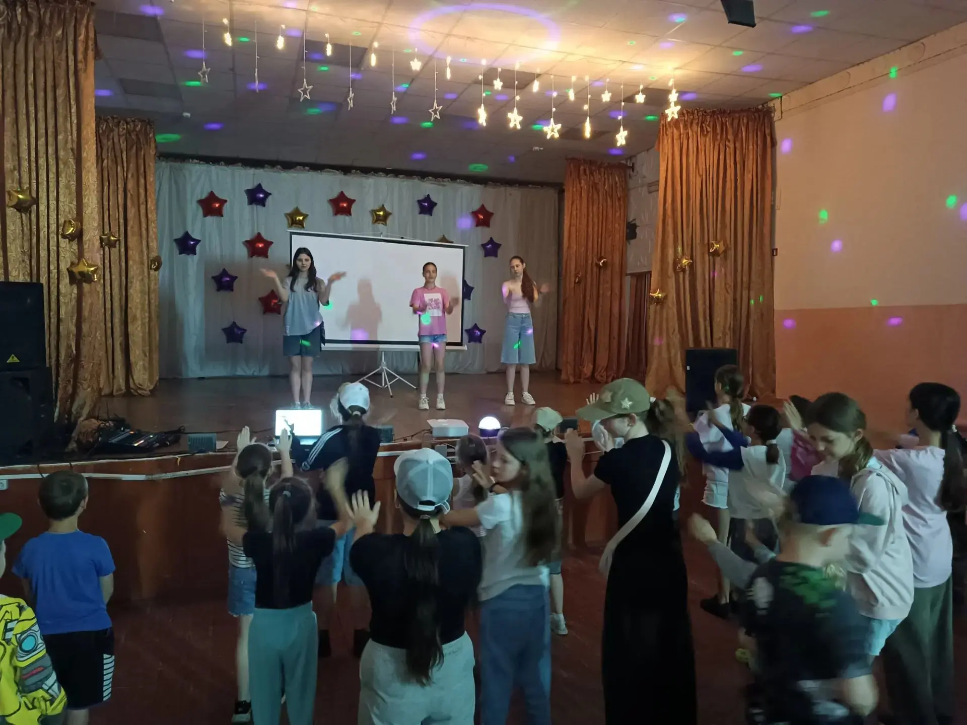 Дискотека в МКУК «КДЦ с. Казинка» подарила ребятам из пришкольного лагеря «Радуга» море позитива! 🌊