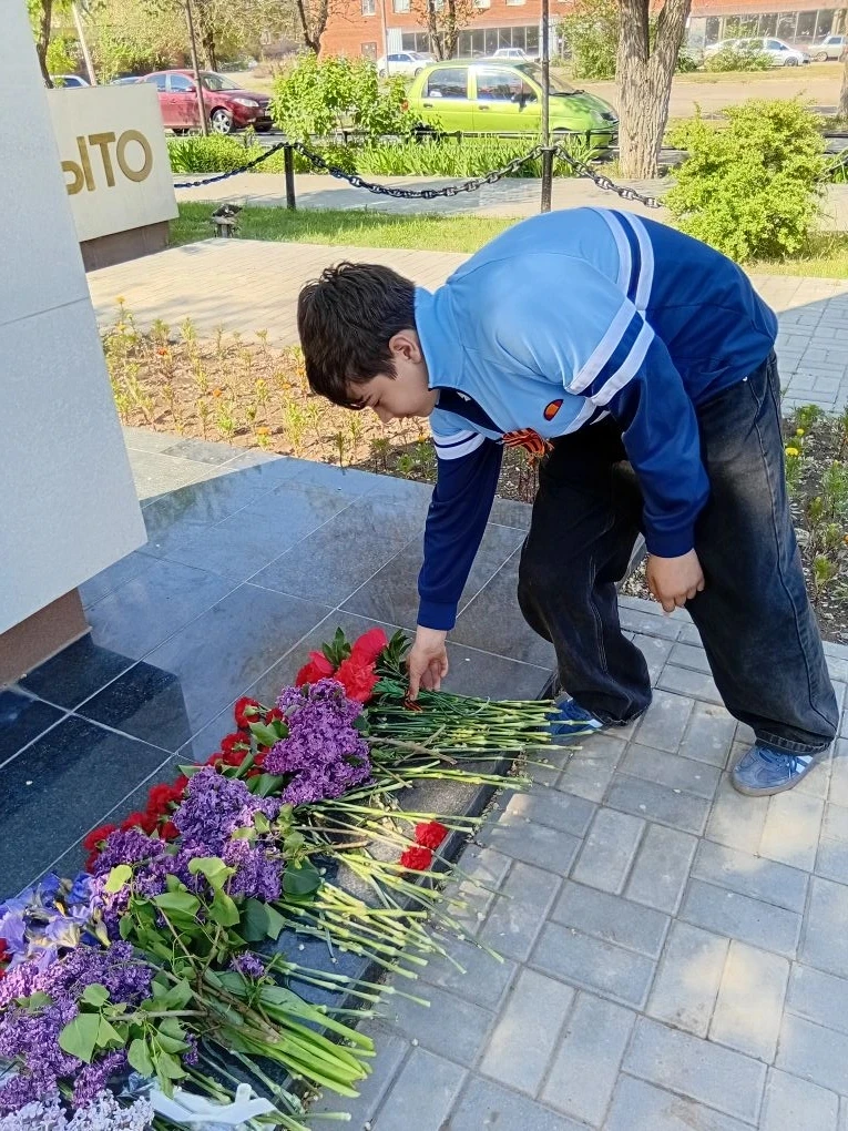 В преддверии Дня Победы ученики нашей школы совершили важный и трогательный ритуал — во...