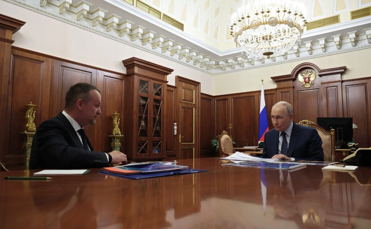 Президент России Владимир Путин провёл рабочую встречу с министром транспорта Андреем Никитиным. 

О