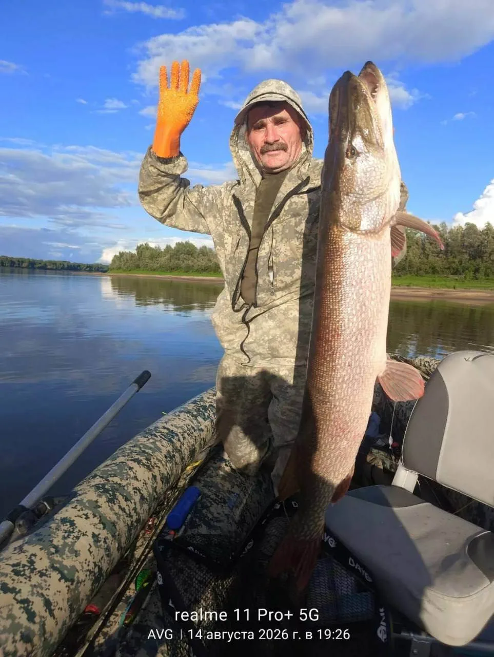 🎣 Кузбасские рыбаки вытащили на Томи щуку весом более 5 кг!