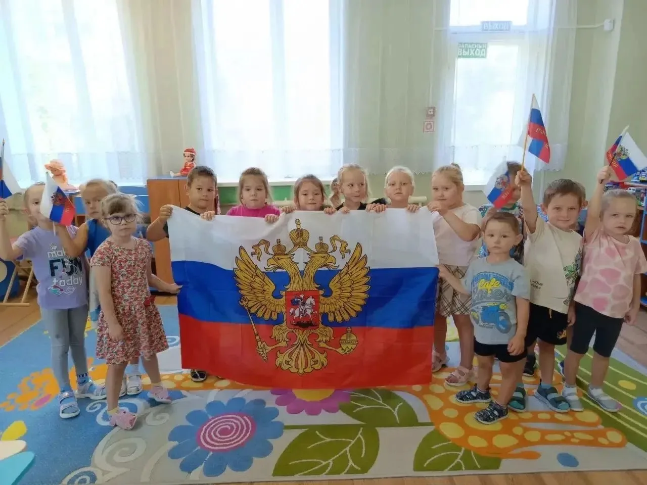 🇷🇺 Отмечаем День Российского флага в нашем детском саду! 🇷🇺