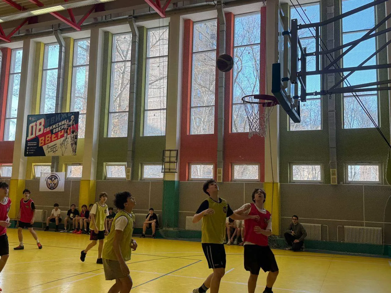 🏀 Вчера в школьном спортзале состоялось торжественное открытие турнира по баскетболу на «Кубок дирек