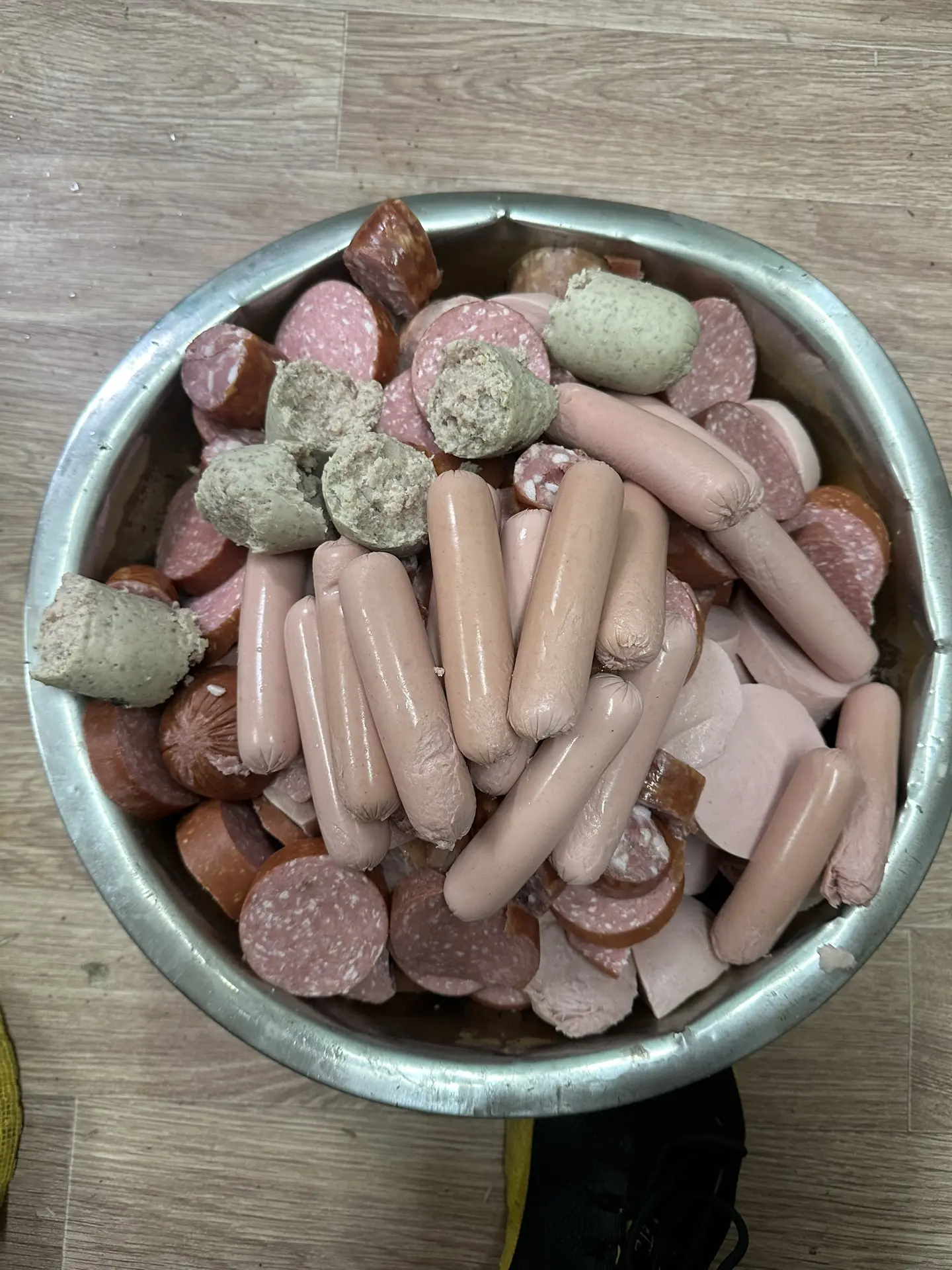 Вчера у собак был колбасный день🙂 но некоторые стесняшки  настолько не любят, когда их...