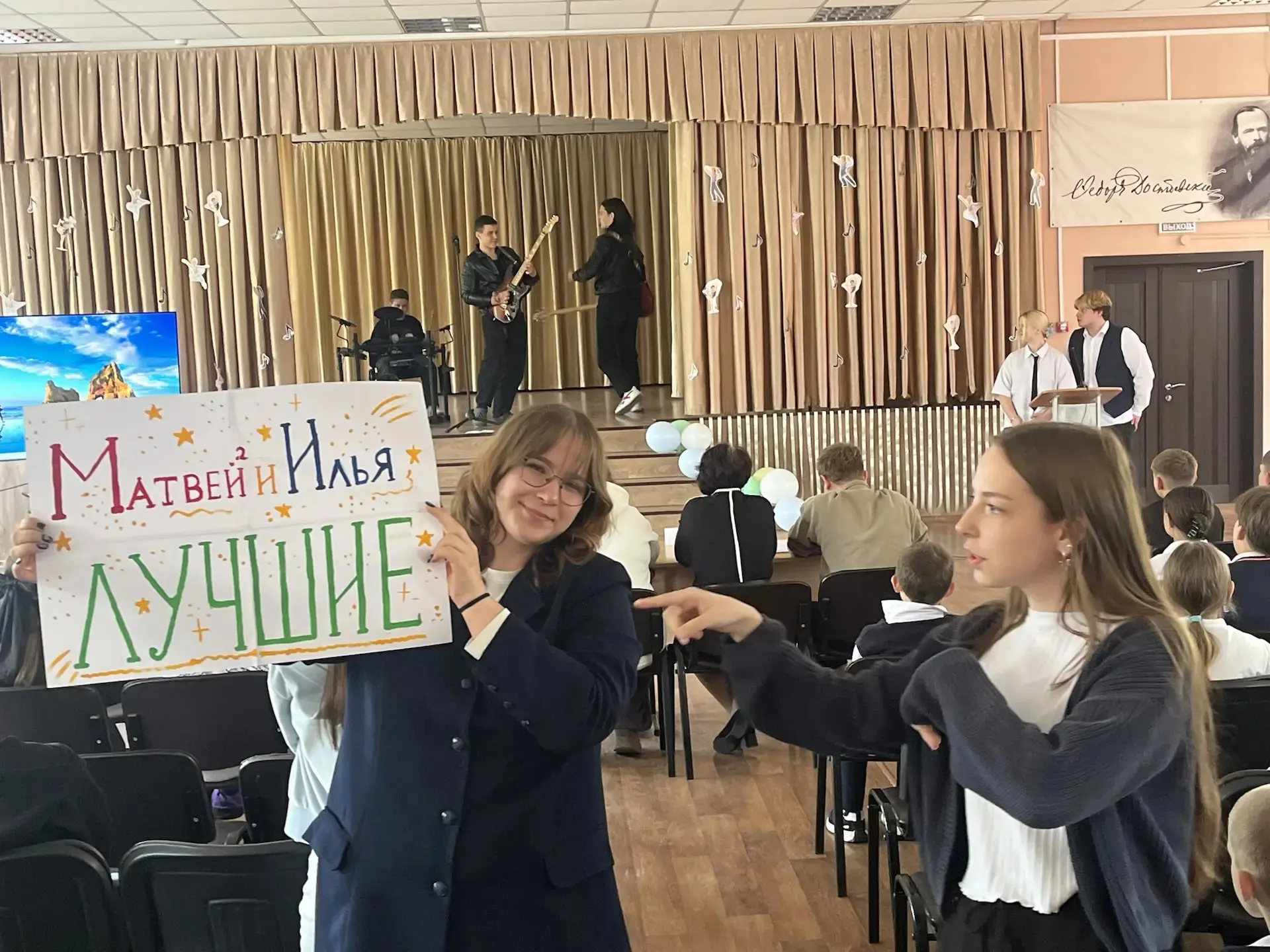 🌟 «Юбилей зажигает звёзды»: в Гимназии №10 прошёл грандиозный фестиваль творчества!