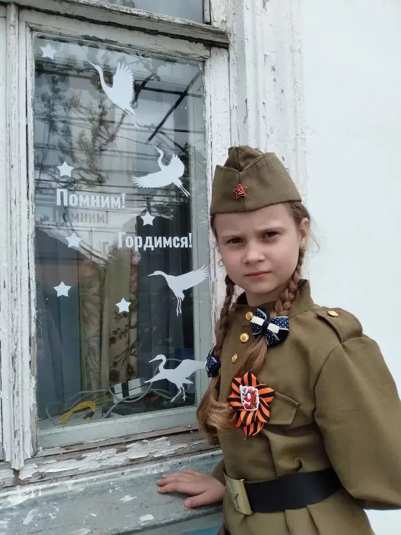 Наши окна вновь расцвели яркими красками и символами памяти! Учащиеся МБОУ СОШ №3 с гордостью продол