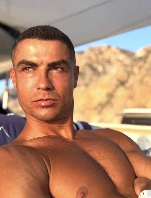 🇵🇹 Криштиану в X: 

«Когда ты поворачиваешься к солнечному свету, тени остаются позади. 🌅»

Дед п