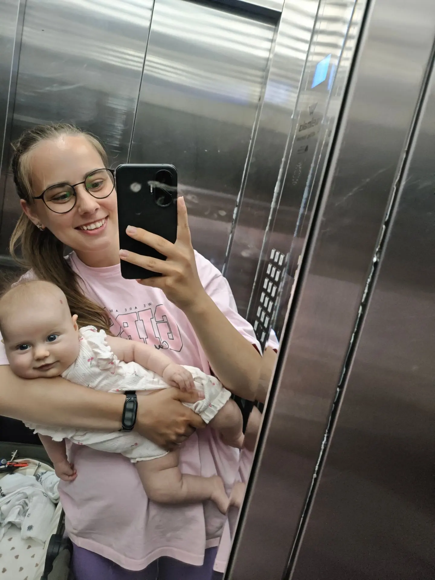 Ну ладно, она не всегда на серьезных щах, иногда и улыбается😄🤌