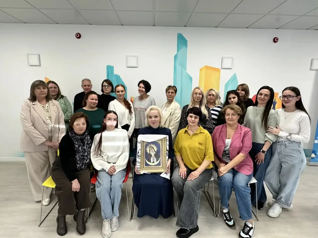 Центр социальной помощи семье и детям Московского района посетила жена участника специа...