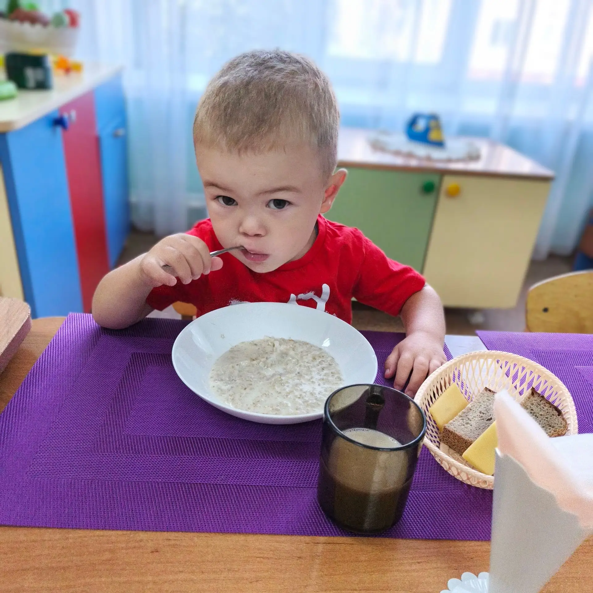 Дети  кашу кушают 🙂
