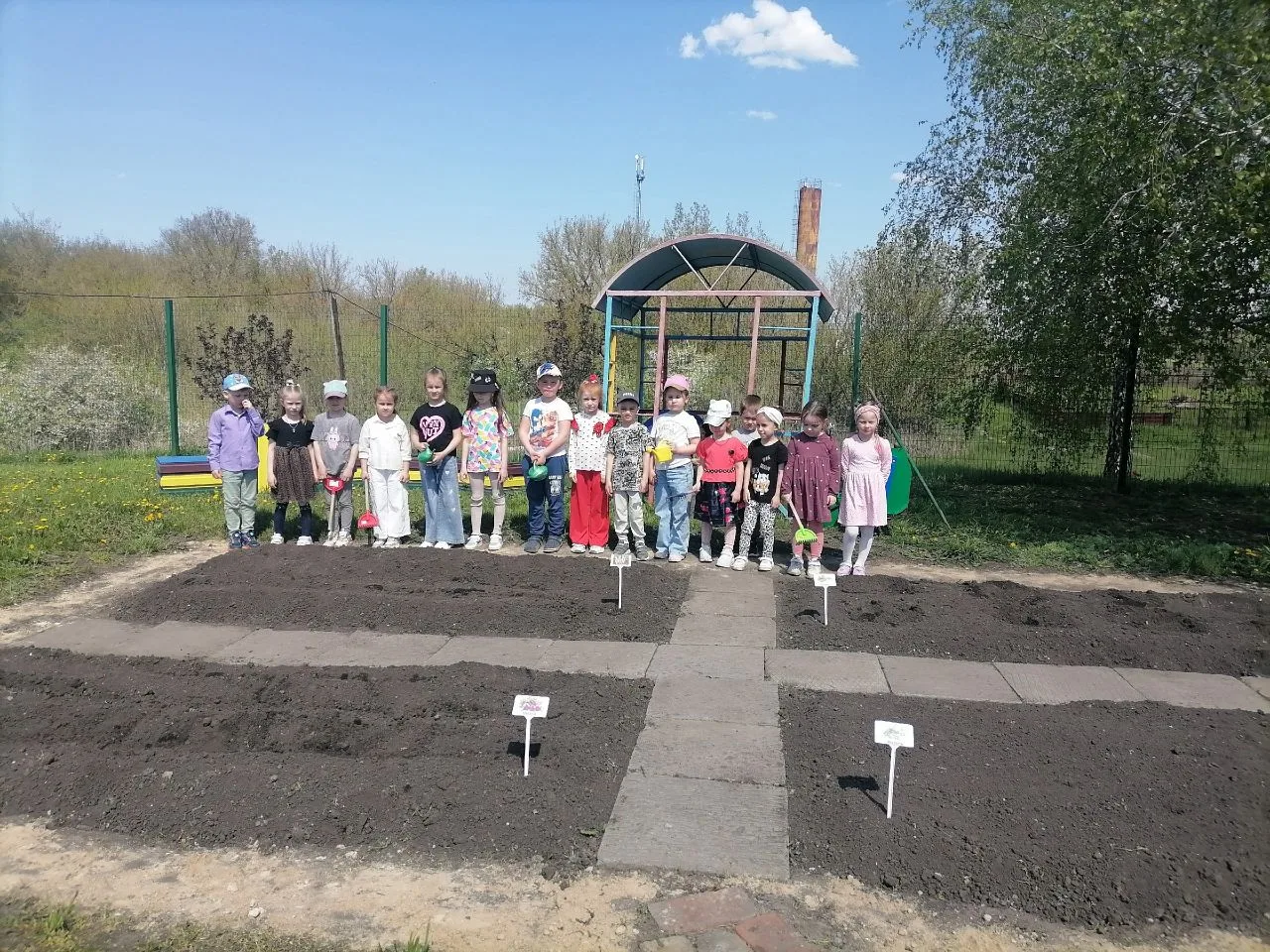 👨‍👨‍👦‍👦Воспитанники средне-старшей группы приступили к посадке огорода.