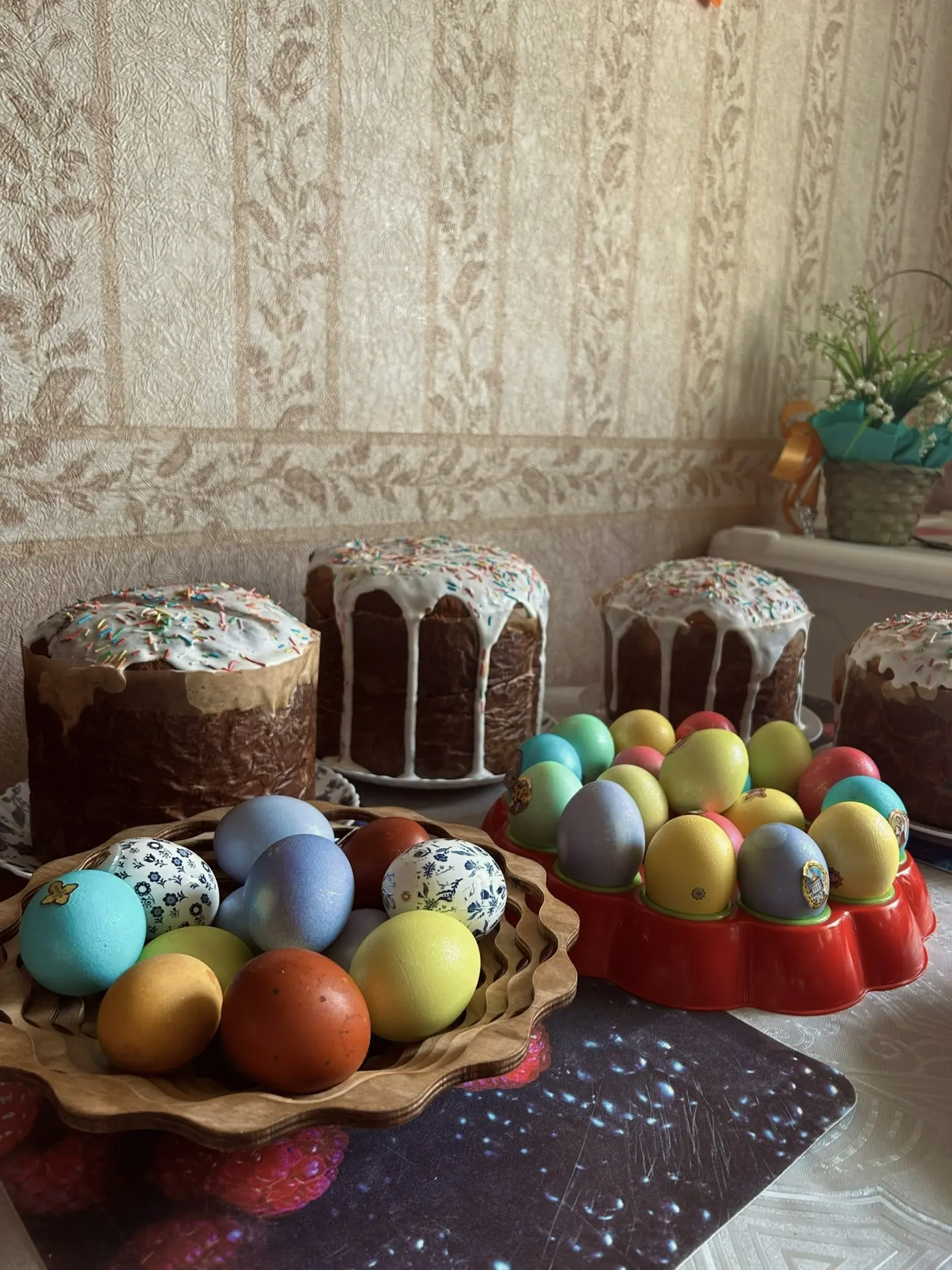 🥰Фотографии с одним из главных символов Пасхи – крашеными яйцами – продолжают присылать в нашу редак