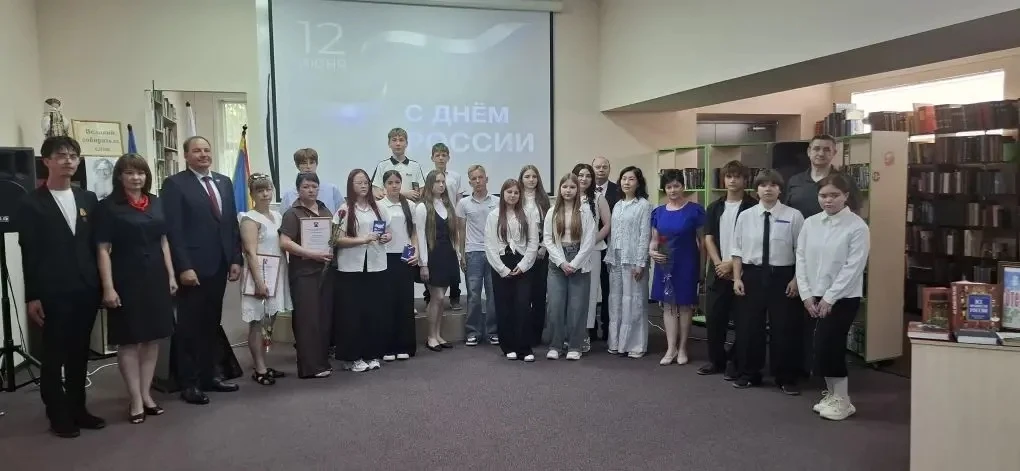 С главным документом страны!


В преддверии Дня России в МКУК Лиманская центральная модельная библио